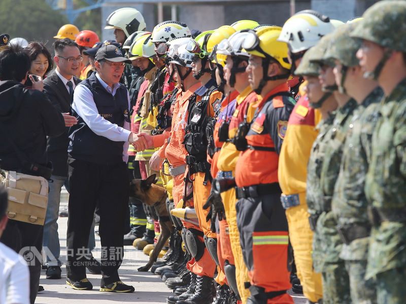 台北市政府31日針對地震及火山爆發災害,在國防大學復興崗校區進行災害防救演習,這是國內首度將火山災害納入演練項目,台北市長柯文哲(左前)在演習後,向相關人員握手致意。中央社記者徐肇昌攝 107年3月31日