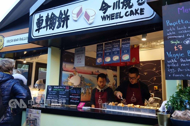 28歲的林意庭在倫敦開設「小島車輪餅」,因為台灣是一個小島,車輪餅在烤盤上也像一個個小島,又在英國這個島國販賣。中央社記者戴雅真倫敦攝 107年4月1日