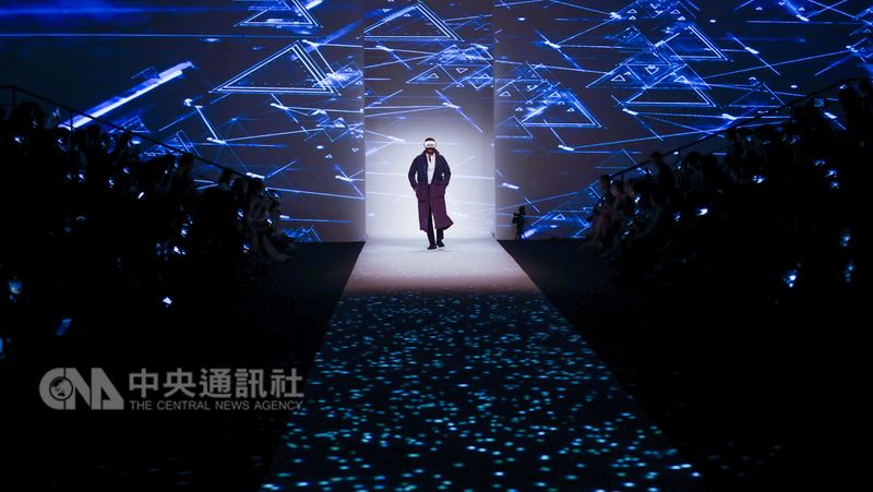 宏達電打造秋冬上海時裝週開幕秀,HTC Vive中國區總經理汪叢青客串模特兒,獻上首次VR走秀。(HTC提供)中央社記者江明晏傳真 107年4月2日