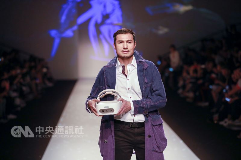 宏達電(2498)打造秋冬上海時裝週開幕秀,HTC Vive中國區總經理汪叢青客串模特兒,獻上首次VR走秀。(HTC提供)中央社記者江明晏傳真 107年4月2日