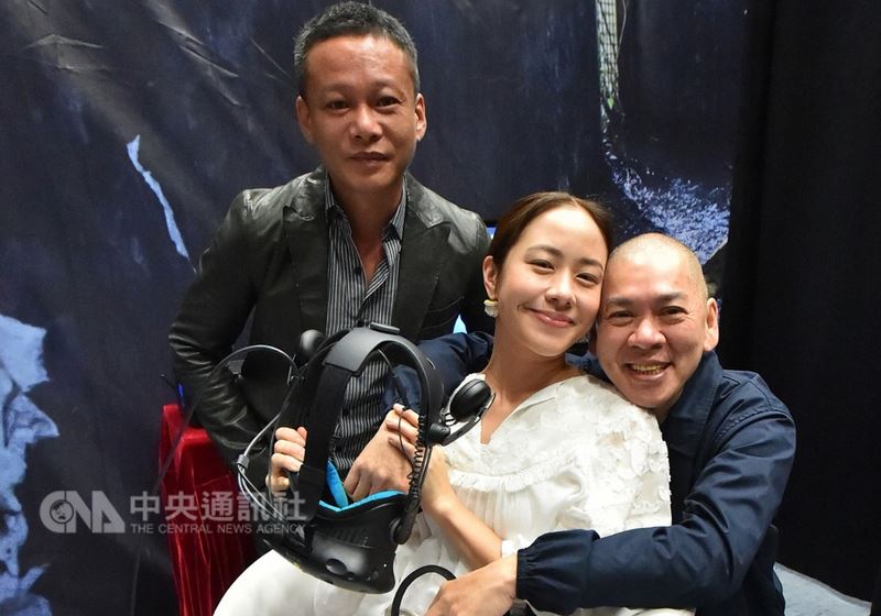 由宏達電出品,入圍第74屆威尼斯影展、導演蔡明亮(右)執導的華人首部VR電影「家在蘭若寺」,近期也啟動全球海外巡迴導,蔡明亮、男主角李康生(左)陪同演員林嘉欣(中)體驗VIVE Pro。(HTC提供)中央社記者江明晏傳真 107年4月2日