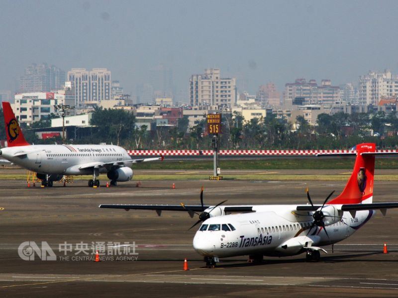 為避免航空公司無預警停飛事件重演,立法院2日三讀修正通過民用航空法部分條文,由政府對航空業者無預警停業的行為把關。圖為復興航空。(中央社檔案照片)