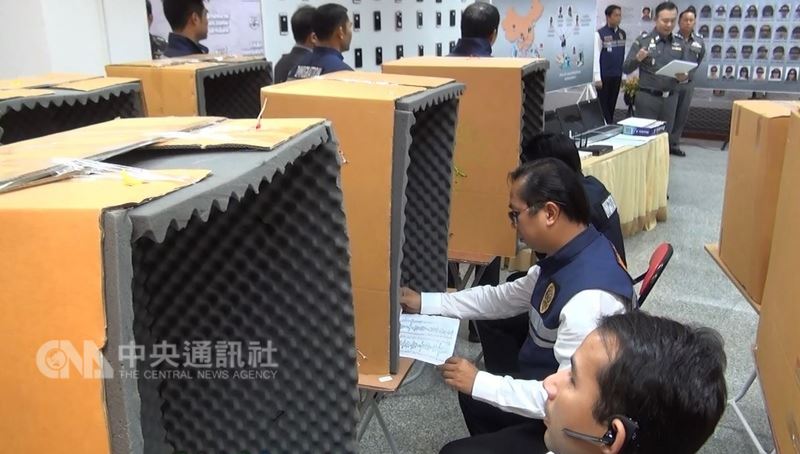 泰國近年查獲不少電信詐騙機房,犯罪集團為避免撥電話時相互干擾,專業設計工作站。圖為去年7月底在泰國警方的破案模擬現場,紙箱內鋪著吸音棉。中央社記者劉得倉曼谷攝 107年4月4日