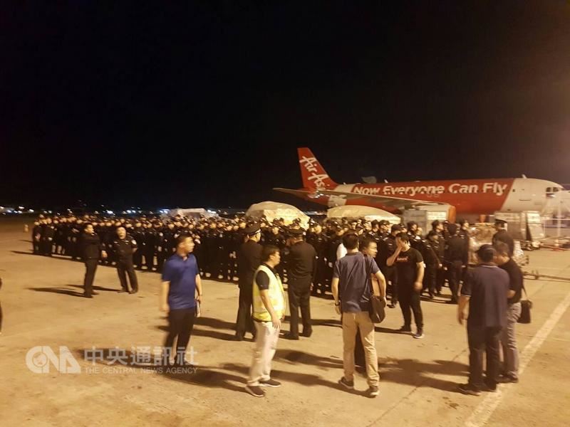 菲律賓政府3日晚間將78名台籍嫌犯交給中國公安,乘天津航空公司包機4日清晨起飛前往天津。圖為150名中國公安3日深夜在馬尼拉國際機場停機坪準備遣送作業。中央社記者林行健馬尼拉傳真 107年4月4日