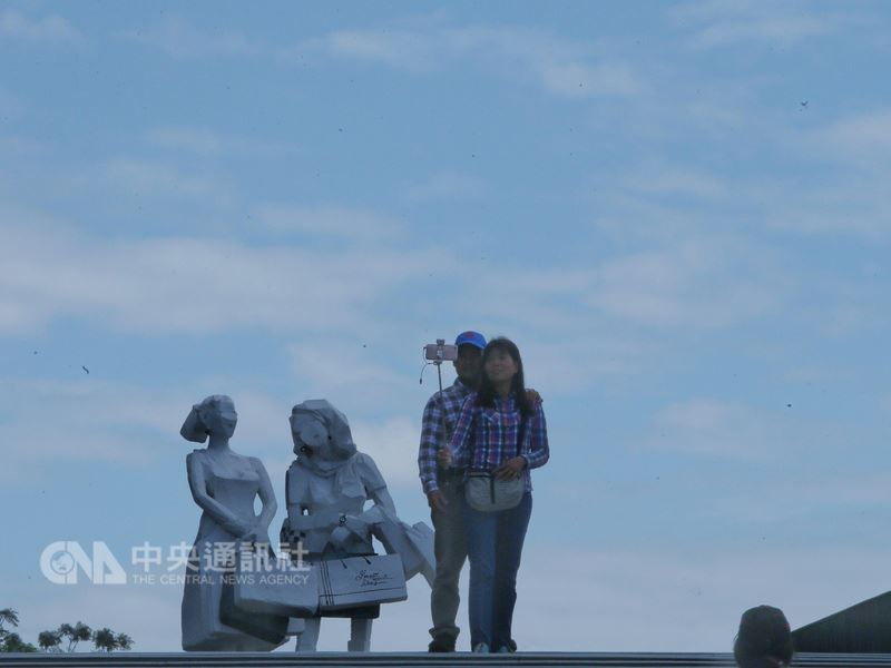 中央氣象局表示,鋒面6日移入,北台灣會開始出現明顯降雨,接著大陸冷氣團報到,中部以北低溫探14度。(中央社檔案照片)