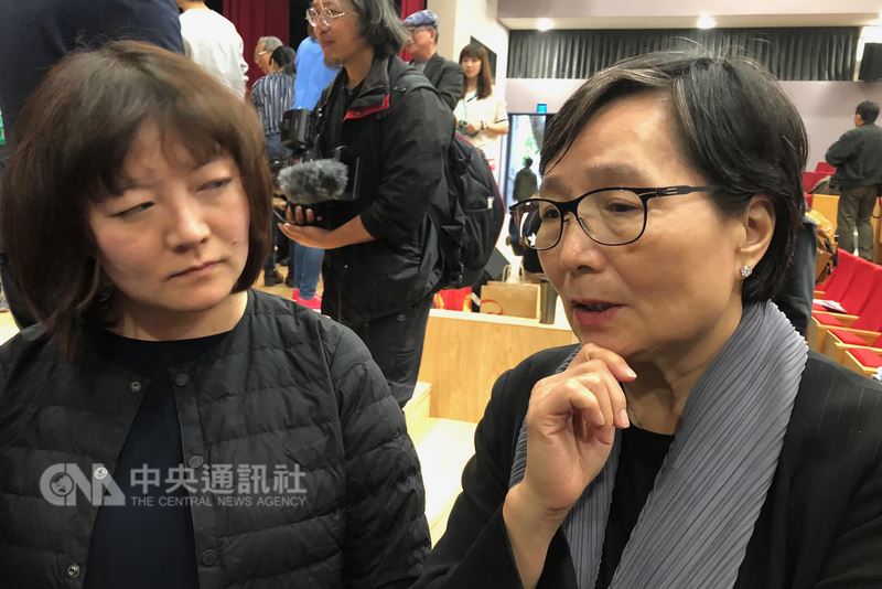 台灣大學研究生協會7日舉辦「新世代自由的吶喊—言論自由日紀念活動」,台灣民主先驅鄭南榕遺孀葉菊蘭(右)帶著女兒鄭竹梅(左)出席,全程看完由日本櫻人企畫以鄭南榕為題材改編的戲劇。中央社記者陳至中攝 107年4月7日