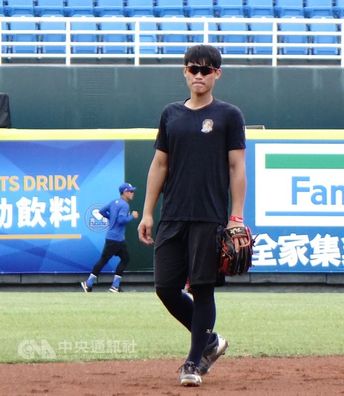 中職Lamigo桃猿隊球迷口中的「老將」林承飛(圖),8日過21歲生日,他笑說要澄清:「我是年輕人」,但他也直言希望回到新人年打球的感覺,「球來就打、球來就守,打自己最喜歡的棒球」。 中央社記者謝靜雯攝 107年4月8日