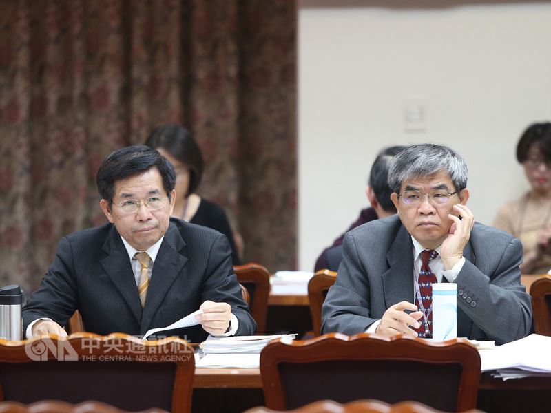 立法院教育及文化委員會11日邀請教育部長潘文忠(左)與教育部次長蔡清華(右),就「我國社區大學發展現況及推展情形」進行專案報告並備質詢。中央社記者徐肇昌攝 107年4月11日