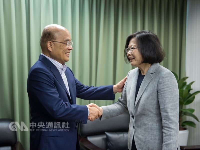 兼任民主進步黨主席的總統蔡英文(右)12日上午在黨中央會見前行政院長蘇貞昌(左),希望勸進蘇貞昌選新北市長。(民進黨提供)中央社記者呂欣憓傳真 107年4月12日