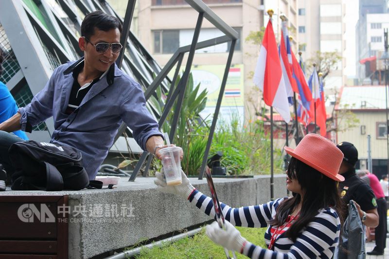 一群來自印尼的移工們,每個月都會主動清掃台中市東協廣場及綠川一帶,除了改善環境,也希望藉行動改變台灣民眾對移工的負面刻板印象。(Pindy提供)中央社記者李欣穎傳真 107年4月12日