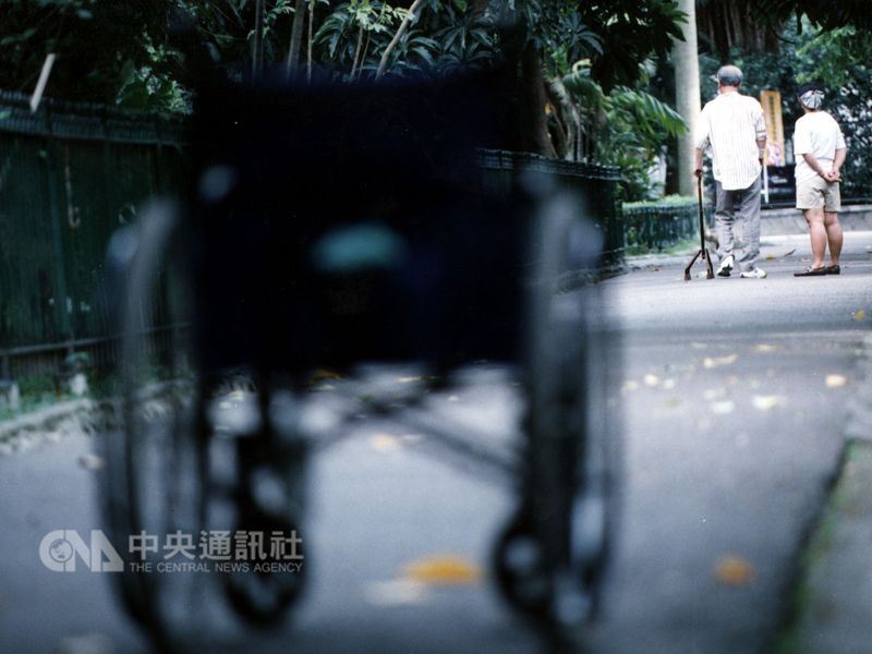 內政部表示,台灣65歲以上老年人口占總人口比率在民國107年3月底達到14.05%,正式邁入「高齡社會」。(中央社檔案照片)