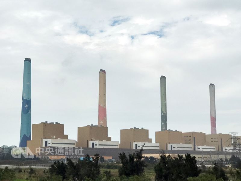 根據台電資料,2017全年發電量達2310.8億度,其中火力占比達82.6%。圖為台中火力發電廠。(中央社檔案照片)