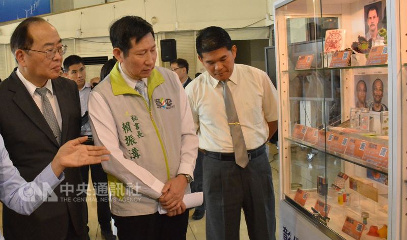 彰化縣政府去年在所轄各級學校執行校園擴大尿篩,共3萬2085名學生同意參與,占總比例約半數,檢驗結果都呈陰性,縣政府18日舉行尿篩成果記者會,也展出「毒品模型辨識櫥窗」,可供縣內各級學校機關巡迴陳列,圖中為縣政府祕書長賴振溝。(縣府提供)中央社記者蕭博陽彰化縣傳真 107年4月18日
