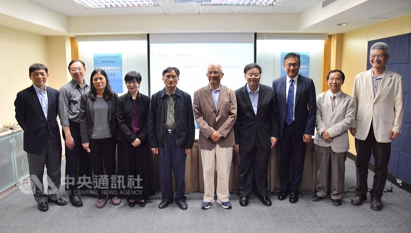 財團法人台灣媒體觀察教育基金會與優質新聞發展協會共同成立的「台灣事實查核中心」,19日在台北舉行成立記者會,由前教育部長鄭瑞城(右5)擔任召集人。中央社記者王飛華攝 107年4月19日