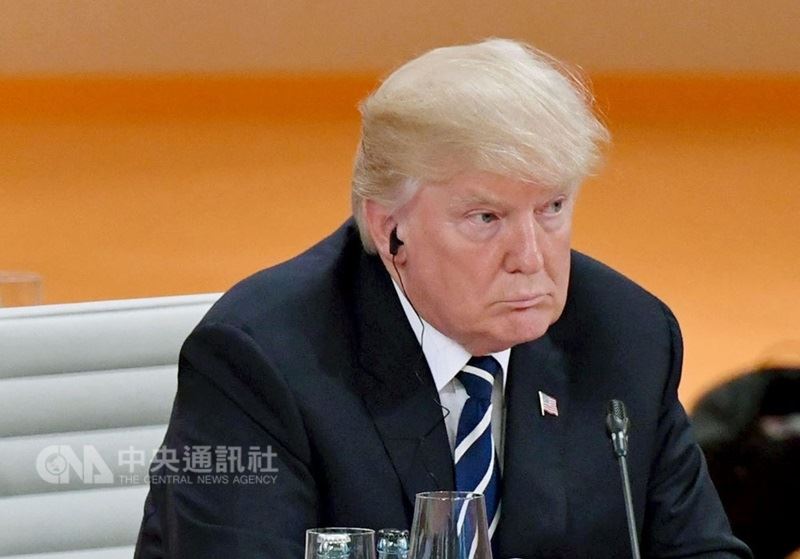 彭博報導,美國司法部副部長羅森斯坦上週告訴總統川普,他目前不是「通俄門」特別檢察官穆勒任何調查的目標,川普似乎因而改變心意,不再亟於對穆勒和羅森斯坦開鍘。(中央社檔案照片)