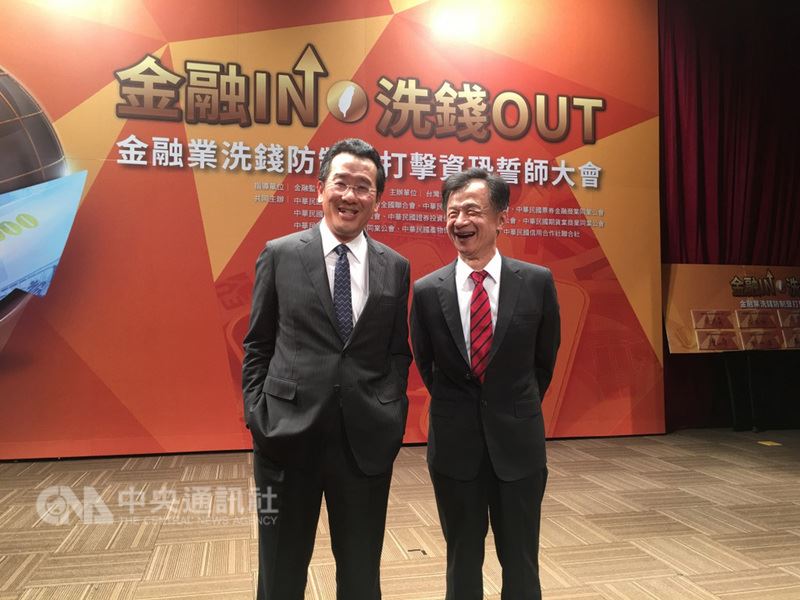 法務部長邱太三(右)20日表示,為避免比特幣等虛擬貨幣成為洗錢的工具,將對比特幣等虛擬貨幣納管,預計今年11月前將相關管制機制建置好。中央社記者蔡怡杼攝 107年4月20日