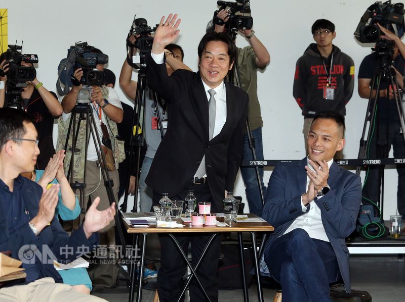 行政院長賴清德(前中)20日與新創業者交流座談,提出將代表政府用行動支持新創產業、要讓大家了解政府政策,以及讓施政更貼近需求等3大重點。中央社記者郭日曉攝 107年4月20日