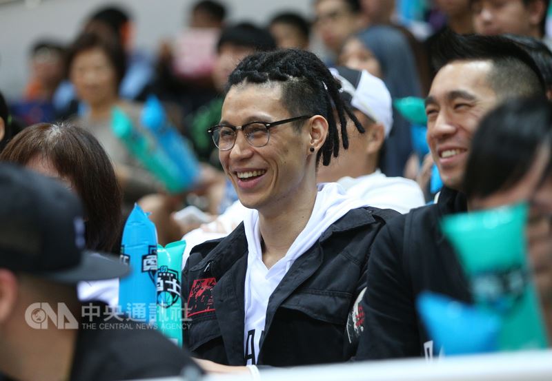 美國職籃(NBA)台裔球星林書豪(中)近日低調來台,並前往超級籃球聯賽(SBL)總冠軍賽幫效力富邦勇士的弟弟林書緯加油。林書豪受訪時透露,和弟弟聯手是他的夢想。 中央社記者龍柏安攝 107年4月24日