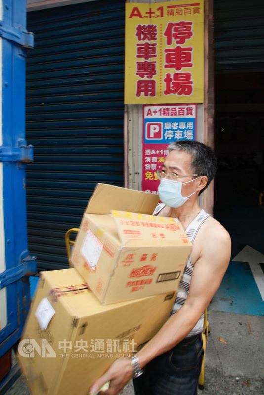 高雄地區知名「A+1精品百貨」業者24日傳出將在5月4日起分批資遣員工,24日下午博愛門市可見不少廠商進出,忙著搬運貨品。中央社記者董俊志攝 107年4月24日