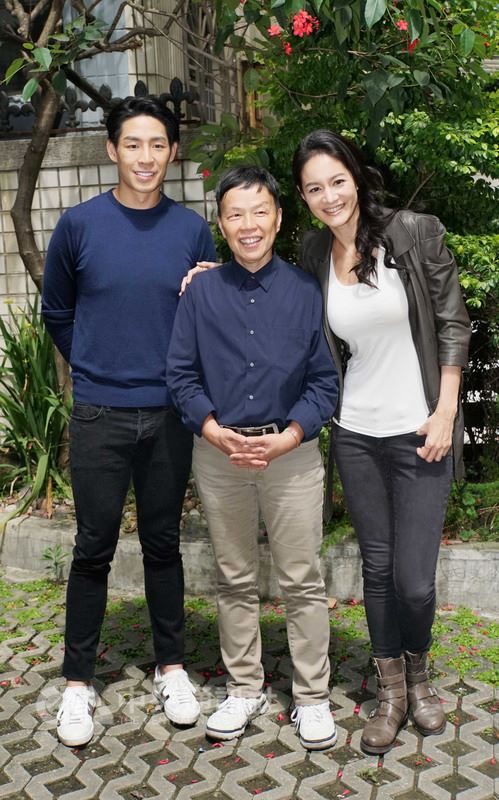導演王小棣(中)今年打造全新連續劇「20之後」,找來藝人藍鈞天(左)、Janet(謝怡芬)(右)扮演夫妻檔。(公視提供)中央社記者江佩凌傳真 107年4月25日