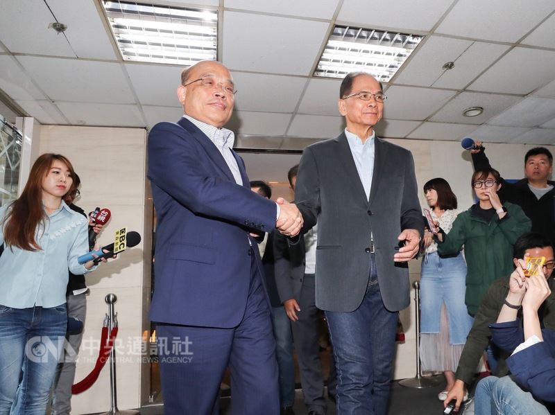 民進黨通過徵召提名前行政院長蘇貞昌(前左)參選新北市長,蘇貞昌26日上午赴台北市宜蘭同鄉會辦公室,拜訪前行政院長游錫堃(前右),尋求支持。中央社記者裴禛攝 107年4月26日