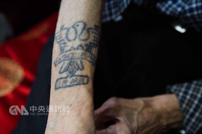 張文業說,遭聯合軍俘虜至釜山,營中打架打死人是常有的事,且聯合軍也不管事,為了活下去,選擇反共陣營,並在右手刺上自由鳥圖騰、右手刺上「肅清共匪」字樣。中央社記者游凱翔攝 107年4月27日