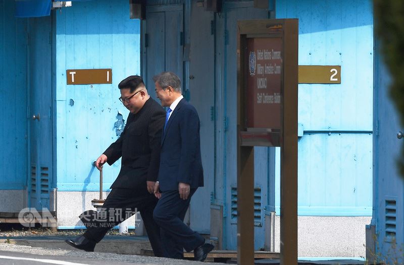 兩韓峰會27日登場,北韓領導人金正恩(左)於台北時間8時30分跨越北緯38度的軍事分界線,成為兩韓65年停戰後,首位踏入南韓領土的北韓領導人,南韓總統文在寅(右)親自迎接。(南北韓峰會共同採訪團提供)中央社 107年4月27日