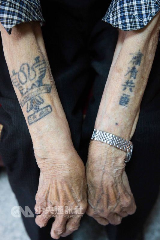 87歲的張文業,右手自由鳥、左手「肅清共匪」字樣,隨時間流逝,刺青早已褪色。說到戰爭,時而激昂時而無奈;談起家人,卻又是沉默無語,他是台灣為數不多韓戰老兵之一。中央社記者游凱翔攝 107年4月27日