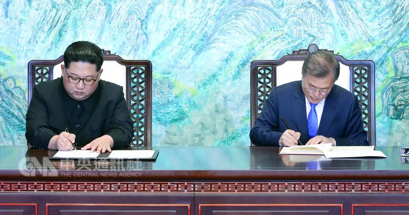 南北韓高峰會取得重大成果,南韓總統文在寅(右)與北韓領導人金正恩(左)27日下午正式簽署板門店宣言,雙方一致確認經由完全棄核實現朝鮮半島無核化的共同目標。(南北韓峰會共同採訪團提供)中央社 107年4月27日