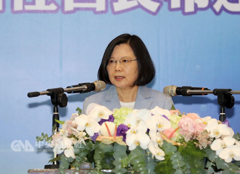總統蔡英文28日上午在高雄出席海洋委員會揭牌,蔡總統表示,海洋委員會的成立代表台灣將要專注在海洋事務上的決心,期勉海委會做好生態保育工作、推動海洋產業、強化海洋研究能量等任務。中央社記者張皓安攝 107年4月28日