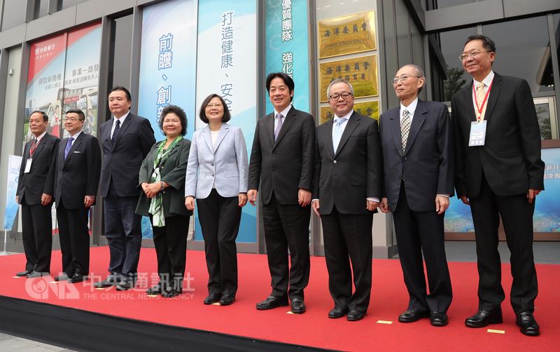 總統蔡英文(左5)、總統府秘書長陳菊(左4)、行政院長賴清德(右4)、行政院副院長施俊吉(右3)、高雄市代理市長許立明(左3)與海洋委員會新任主委黃煌煇(右2)28日上午在高雄出席海洋委員會揭牌典禮。中央社記者張皓安攝 107年4月28日