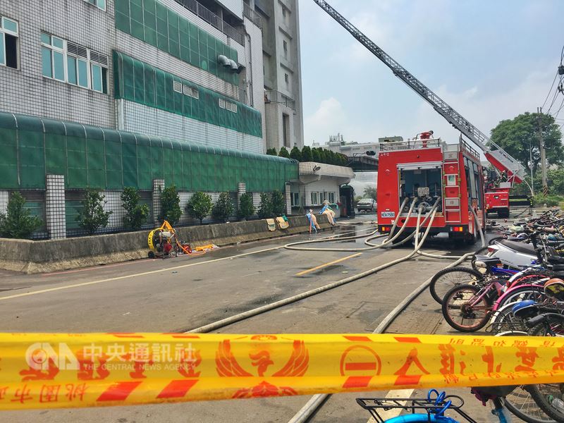 敬鵬工業公司桃園平鎮廠房28日晚間大火,至29日下午3時已延燒18小時,雖然火勢已獲控制,但消防局人員表示,後續殘火處理恐仍需數日時間。中央社記者吳睿騏桃園攝 107年4月29日