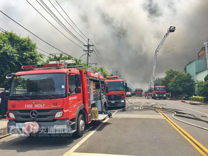 桃園平鎮區敬鵬工廠28日晚間大火,因有移工受困,桃園消防隊員全力搜救,不幸造成5人殉職1命危1插管及5傷慘劇,另2名移工死亡,且火勢持續延燒,至今仍未完全熄滅。中央社記者吳睿騏攝 107年4月29日