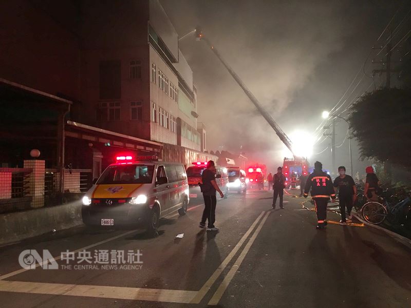 桃園平鎮區敬鵬工廠28日大火持續至29日晚間仍未完全撲滅,目前已造成5消防員殉職、2名移工死亡。目前事故原因仍待相關單位調查,釐清敬鵬有無缺失。中央社記者吳睿騏攝 107年4月29日