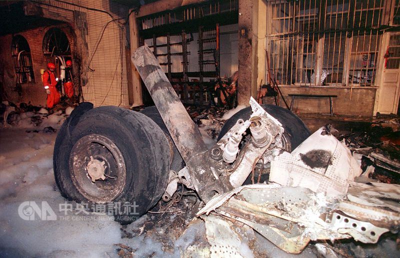 1998年2月發生華航桃園大園空難、同年3月再發生國華航空新竹外海空難及德安航空澎湖外海空難,促成飛航安全調查委員會成立。圖為華航大園空難飛機殘骸。(中央社檔案照片)