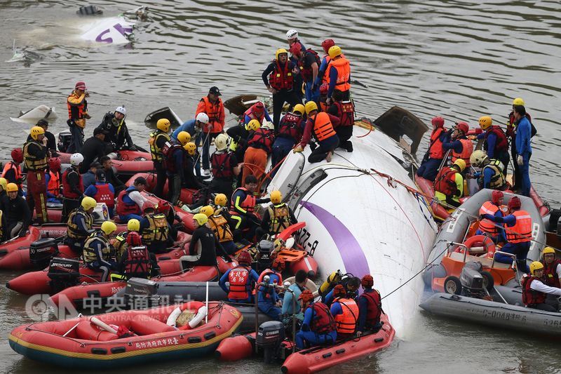 2015年復興南港空難,主要是人為疏失,但飛安會也發現ATR飛機的飛航導引設計邏輯有問題,向歐盟的EASA提出改善建議。圖為當年飛機墜河畫面。(中央社檔案照片)