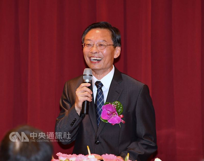 最高法院檢察署新、卸任檢察總長交接典禮8日舉行,新任檢察總長江惠民接過印信後致詞。中央社記者王飛華攝 107年5月8日