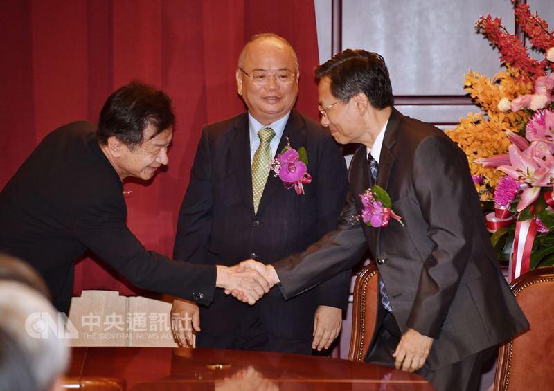 最高法院檢察署新、卸任檢察總長交接典禮8日舉行,法務部長邱太三(左)向新任檢察總長江惠民(右)握手致意。中為卸任檢察總長顏大和。中央社記者王飛華攝 107年5月8日