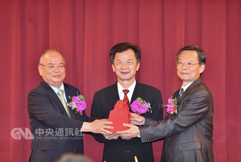 最高法院檢察署新、卸任檢察總長交接典禮8日舉行,新任檢察總長江惠民(右)在法務部長邱太三(中)監交下,從卸任檢察總長顏大和(左)手中接過印信。中央社記者王飛華攝 107年5月8日