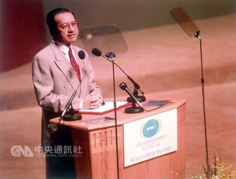馬來西亞第四任首相馬哈地是東亞傳奇政治人物,活躍政壇至今超過70年。圖為1998年馬哈地參加亞太經濟合作會議企業高峰論壇。(中央社檔案照片)