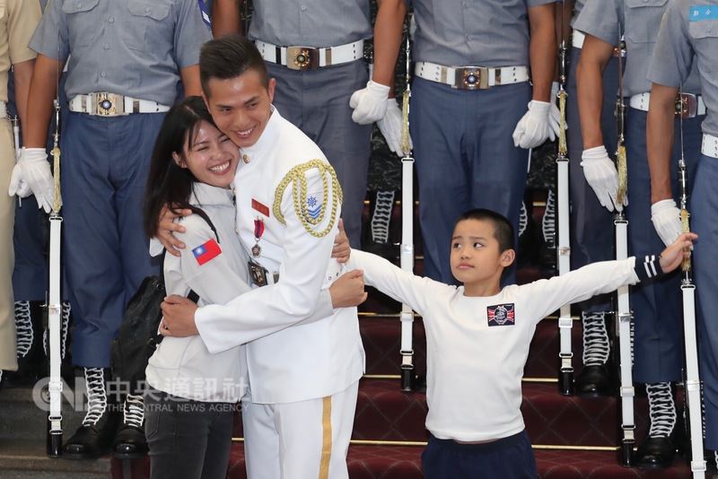 總統蔡英文10日在總統府接見海軍儀隊隊員蘇祈麟(左2)與他的家屬,結束後蘇祈麟與太太開心擁抱。中央社記者吳翊寧攝 107年5月10日