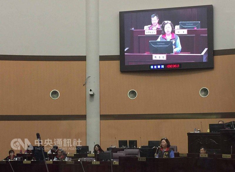 民進黨籍花蓮縣議員莊枝財指出,縣府舉辦「地震後感恩餐會」動員全縣席開300桌,質疑是否打算用善款來支付,並說縣府震災網站已兩個月未更新委員會會議記錄,何時才會公布。花蓮縣政府社會處長陳玟祺(前右2)10日答覆說,善款支出明細部分會依照「公益勸募條例施行細則」規定,每半年公布。中央社記者李先鳳攝 107年5月10日