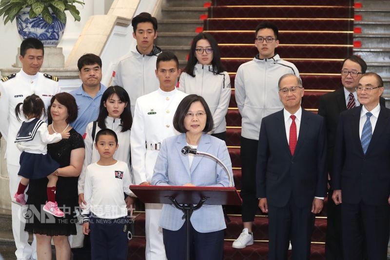 總統蔡英文(前)10日在總統府接見海軍儀隊隊員蘇祈麟(2排右3)與他的家屬,對於蘇祈麟日前代表國軍三軍儀隊到美國參加「世界儀隊錦標賽」,並在個人組比賽中拿下第4名及創辦人特別獎,蔡總統肯定他的傑出表現。2排右2為國安會秘書長李大維,右為前國防部長馮世寬。中央社記者吳翊寧攝 107年5月10日
