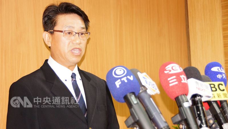 高雄氣爆案高雄地院11日宣判,12名被告分別判處有期徒刑4年至4年10月不等刑期,行政庭長葉文博(圖)開記者會說明判決理由,他表示,12名被告與被害人和解的程度成為量刑的重點。中央社記者程啟峰高雄攝 107年5月11日