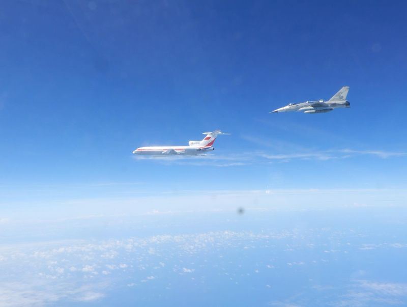 中共解放軍空軍11日出動轟炸機、偵察機雙向「繞飛台島巡航」。中華民國空軍司令部表示,全程監偵應處。圖為IDF戰機監控中共圖154電偵機。(空軍司令部提供)
