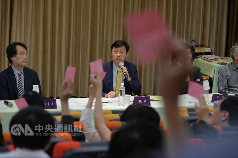 台大代理校長郭大維(後左2)12日主持臨時校務會議,會中針對校長遴選案討論後續因應;經投票表決,最終以77票贊成、30票反對、3票空白通過提案,將要求教育部依法「儘速發聘」,必要時將尋求救濟。中央社記者孫仲達攝 107年5月12日