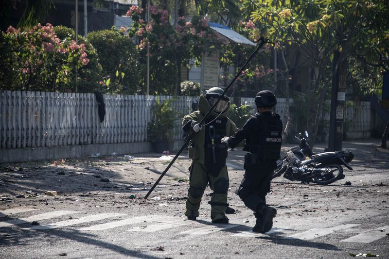 印尼第2大城泗水3間教堂13日上午遭到自殺炸彈客攻擊,目前為止共造成至少8死38傷。(法新社提供)