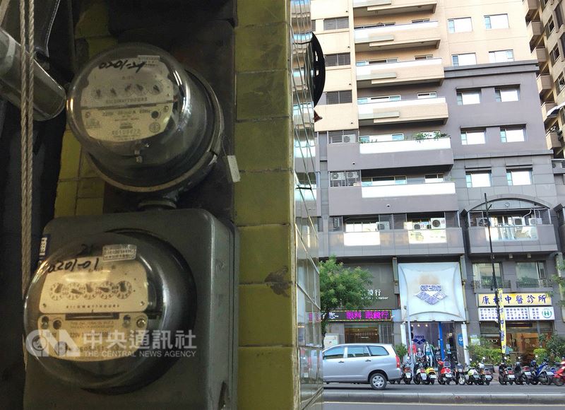 白天氣溫持續偏高,15日最高用電量再創今年新高,達3351.8萬瓩,超越台電原本預估的3330萬瓩,備轉容量率5.14%,亮供電警戒橘燈。中央社記者董俊志攝 107年5月15日
