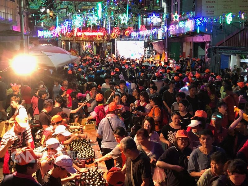 苗栗通霄白沙屯拱天宮媽祖16日深夜起駕往雲林朝天宮徒步進香,入夜後的白沙屯地區越晚越熱鬧,拱天宮內外、周邊巷道萬頭鑽動,沿街許多攤位發送補給品,宛如不夜城。中央社記者管瑞平攝 107年5月17日