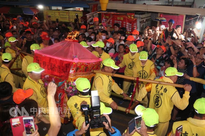 苗栗通霄白沙屯拱天宮媽祖16日深夜起駕往雲林朝天宮徒步進香,鑾轎轎頂覆蓋粉紅色帆布,數萬名信徒簇擁跟隨「粉紅超跑」夜行軍,展開8天7夜長征之旅。中央社記者管瑞平攝 107年5月16日